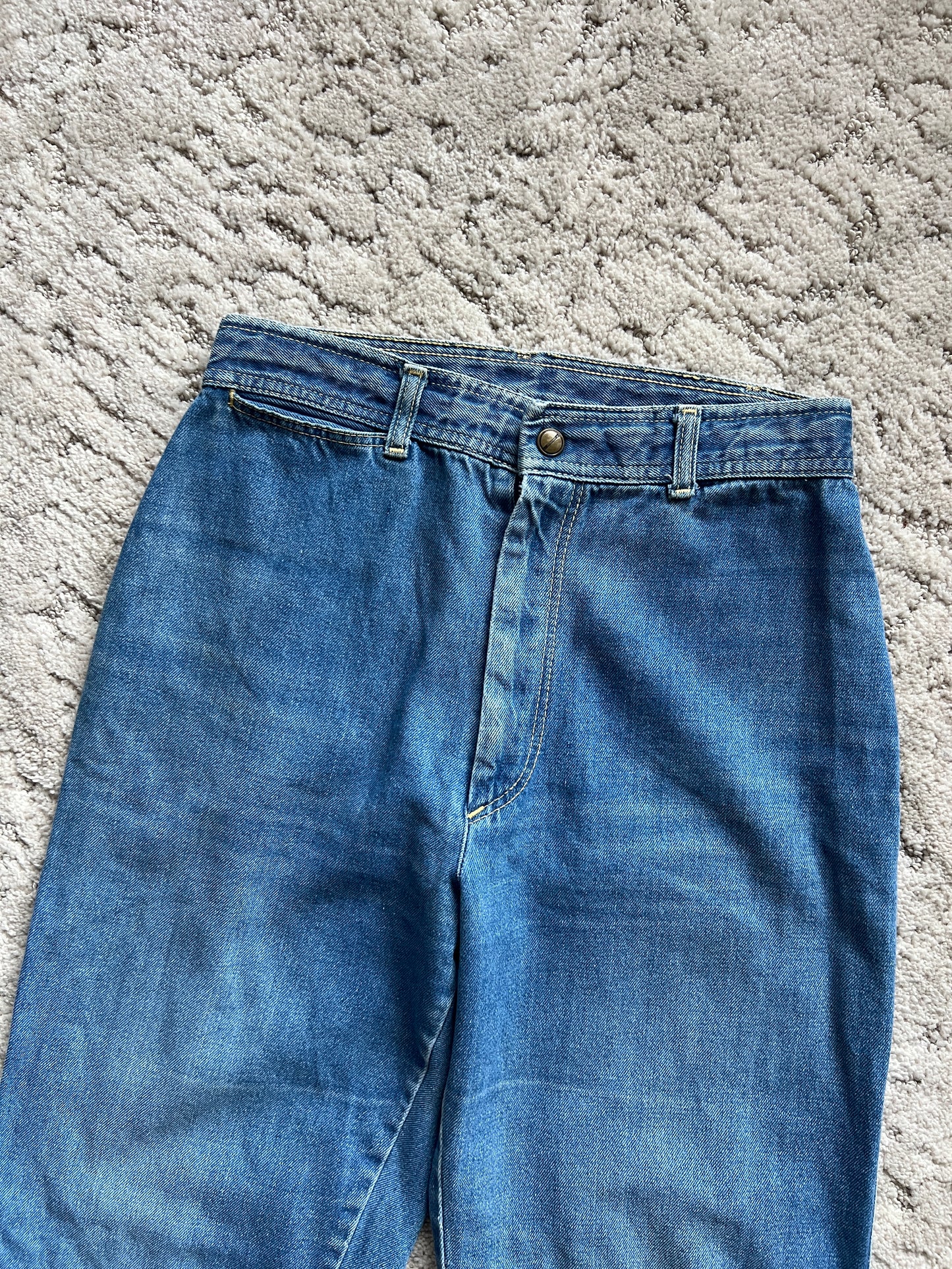 Waist:27 Inseam:30.5 Hip:36 Rise:11